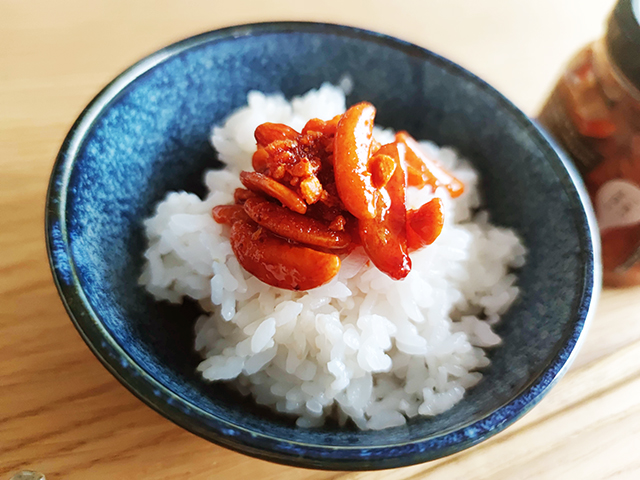 【入手困難】ご飯が止まらない〜！！ザクザク食感「柿の種のオイル漬け」実食