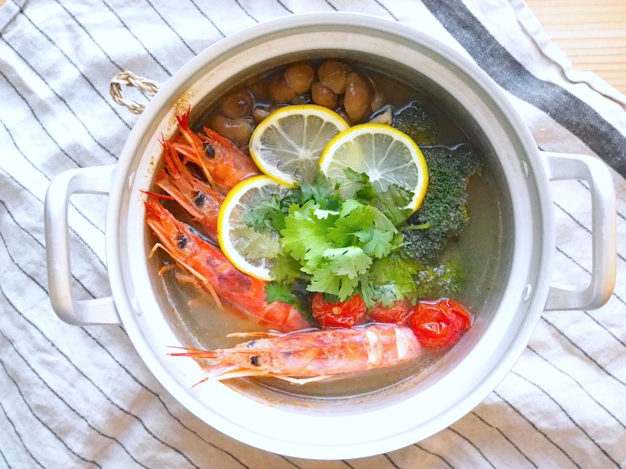 【鍋レシピ】脱マンネリ化！東南アジア風「海老とパクチーのエスニック鍋」