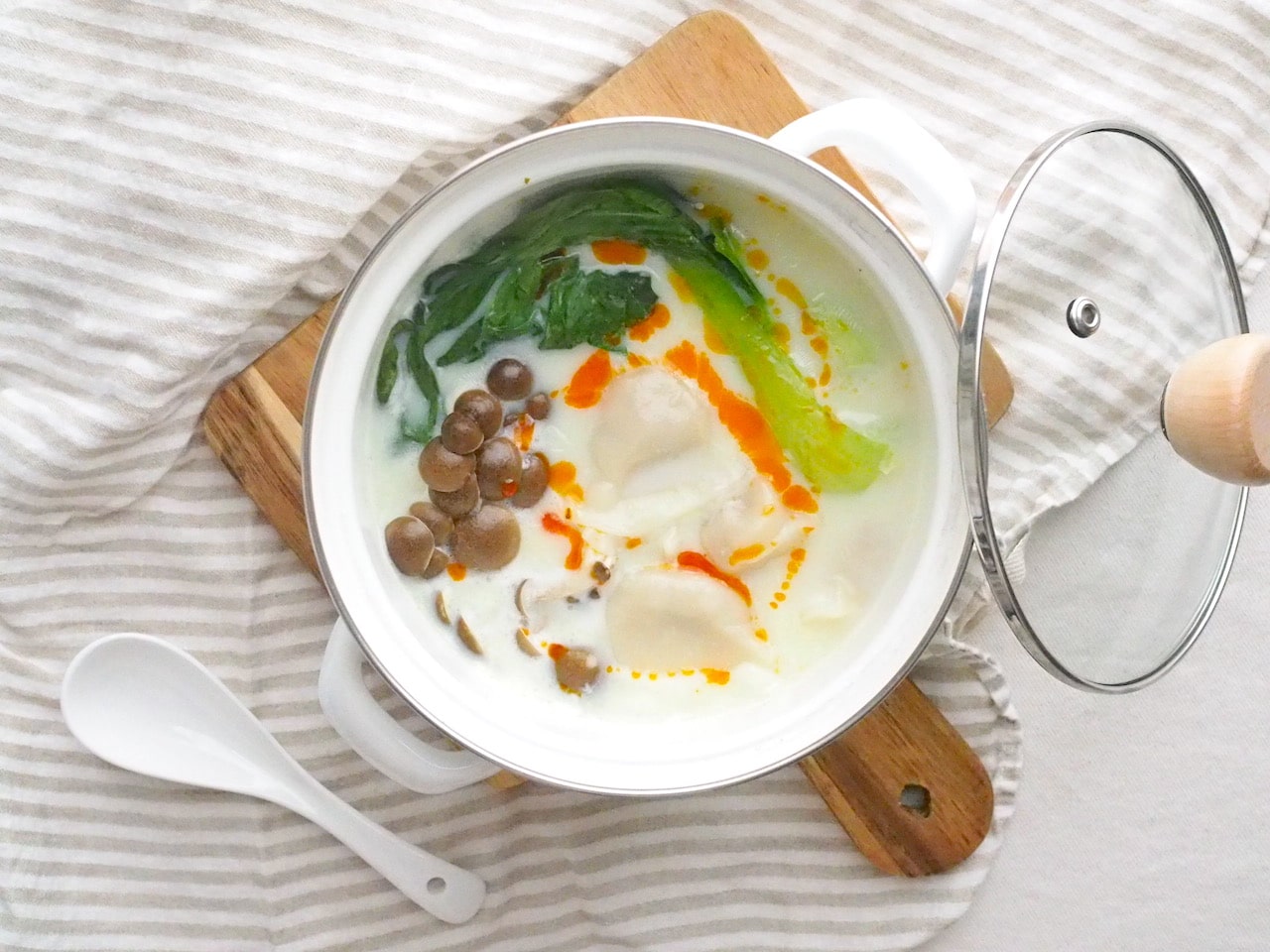 【鍋レシピ】ひとり鍋こそ簡単に！冷凍餃子で作る「ピリ辛豆乳餃子鍋」レシピ