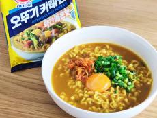 【韓国ラーメン実食】モチモチ平麺がうまい！「オットギ カレーラーメン」