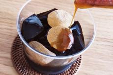 【成城石井】驚くほど濃厚！「沖縄県産黒糖使用の黒蜜で食べる黒糖ゼリーわらび餅のせ」