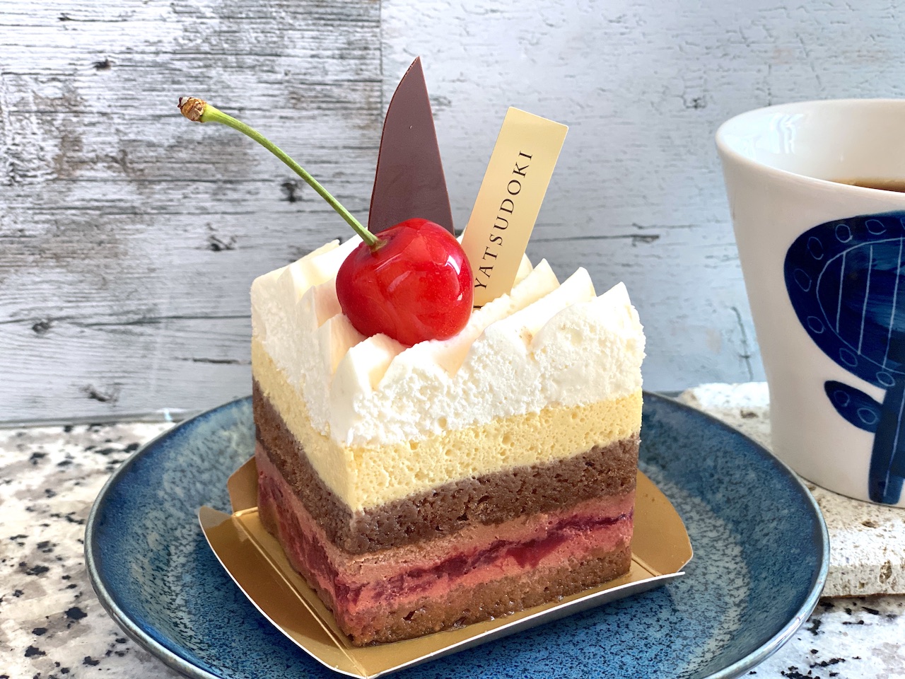 【シャトレーゼ・YATSUDOKI実食】美しい！甘さと酸味のバランスが絶妙「さくらんぼのショートケーキ」