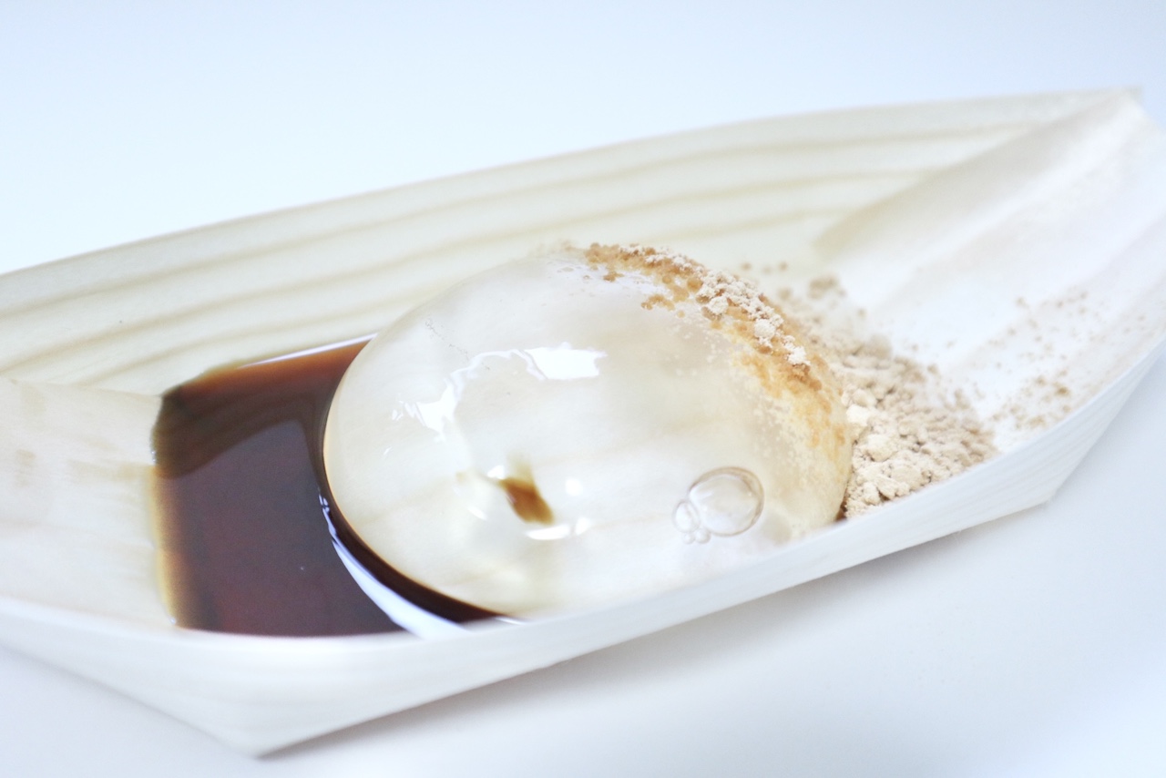 SNSで26万いいね】透明感抜群の「水まるもち」を実食！開け方動画も