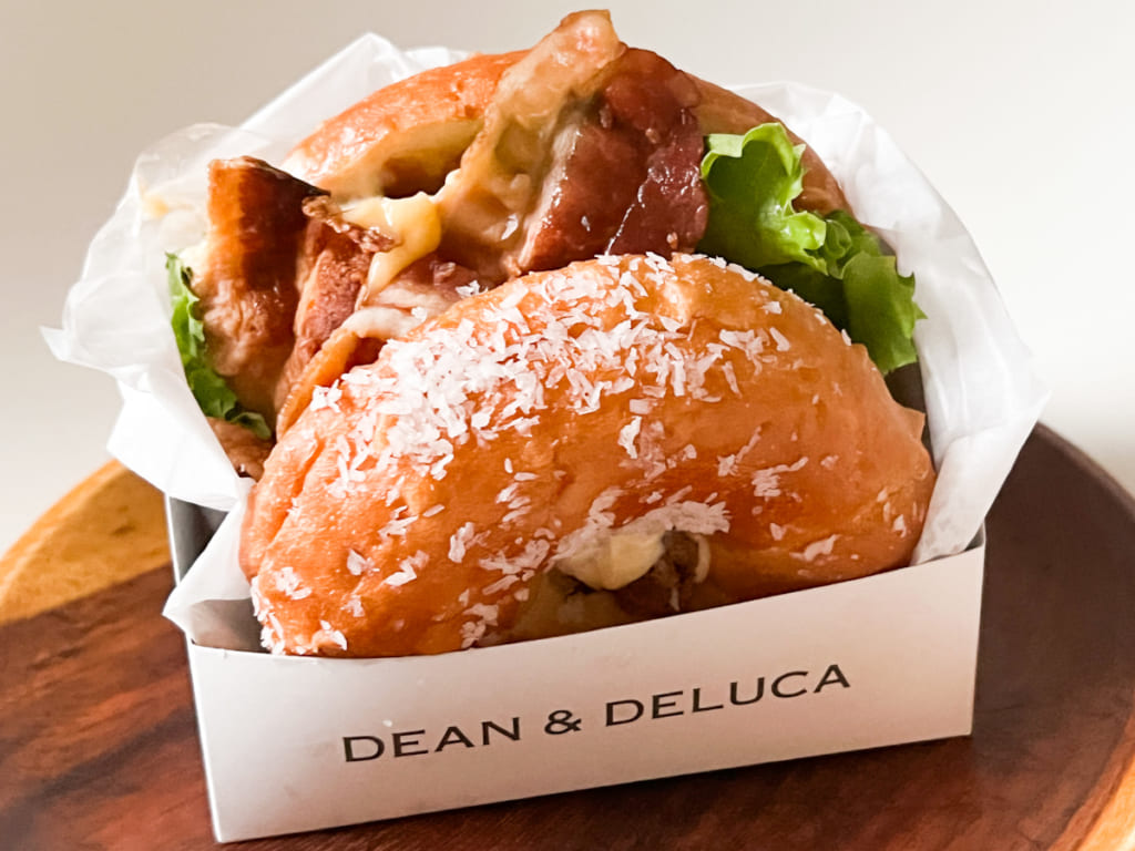 【ドーナツ実食ルポ】DEAN&DELUCAの「ドーナツサンド ケイジャンチキン」は超ボリューミー！