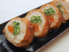 鶏胸肉レシピ【13】彩り鮮やか、お弁当に入れたい「鶏胸肉の八幡巻き」
