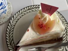 【シャトレーゼ新作実食ルポ】贅沢な白桃の味わい♪「白桃プレミアム純生クリームショートケーキ」を食べてみた
