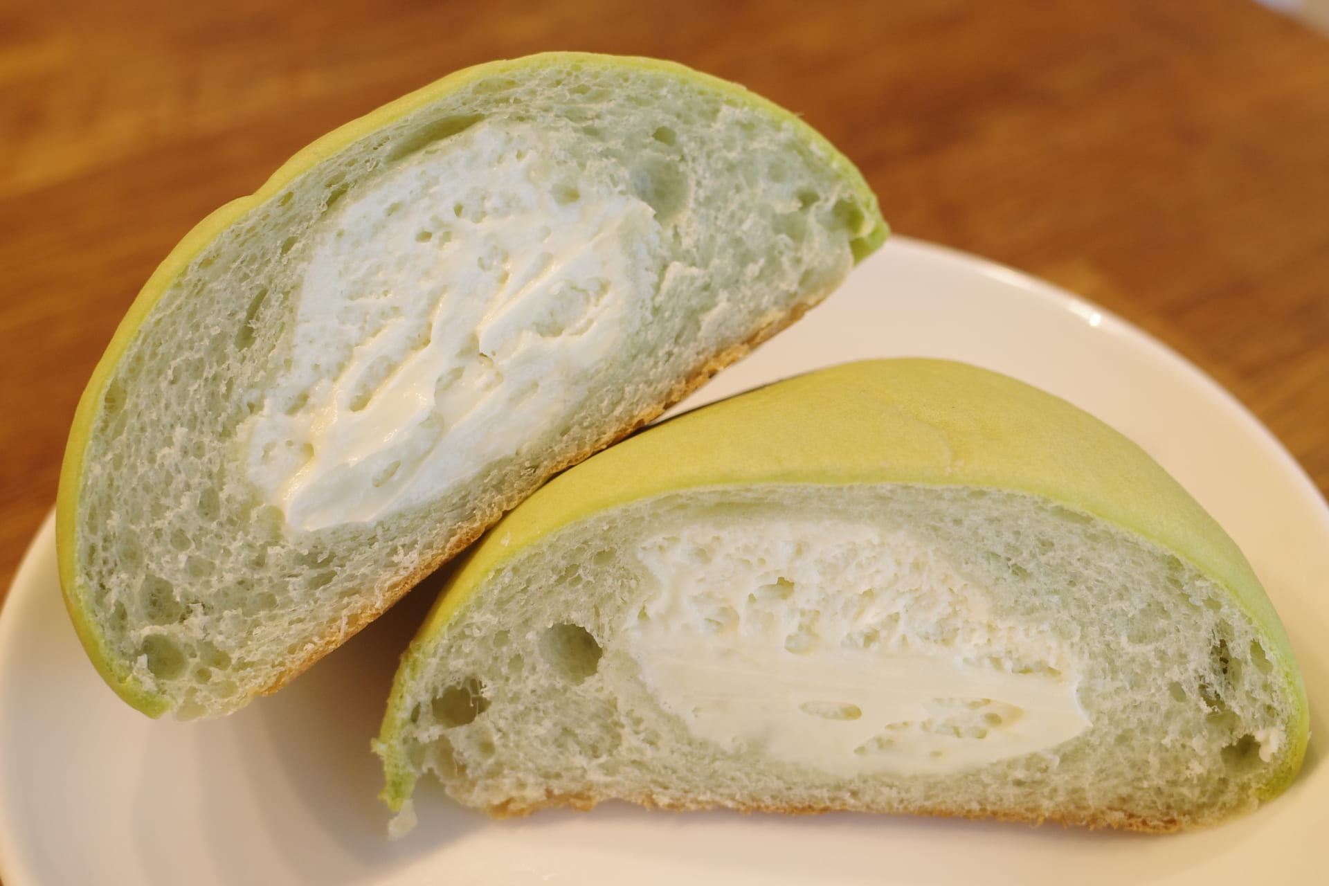 【こういうメロンパン好き♪】ローソン新商品「ぎっしり！！しっとりメロンパンメロンホイップクリーム」を実食