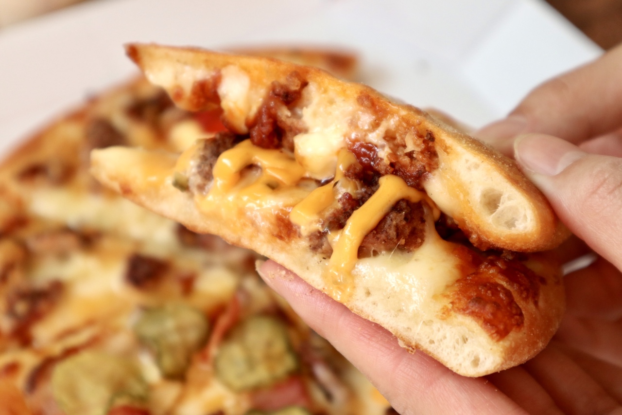 【これはハマる♪】ドミノ・ピザの「バーガーピザ・クワトロ」を食べてみた！