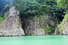 荘厳な断崖と岩々、神秘的なコバルトブルーの水面を観光遊覧で楽しむ「瀞峡巡り」