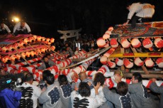 激しいぶつかり合いは圧巻！福島県「八幡神社例大祭 飯坂けんか祭り」開催！