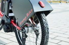 画期的なアイデア！　走った跡が広告になる自転車「STAMP BIKE」