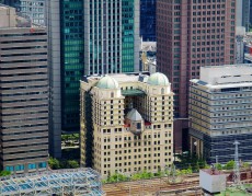 都会のビルの合間に建つ瀟洒なホテル「ホテルモントレ大阪」