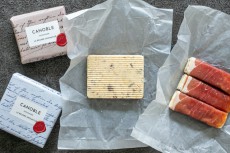 カノーブルが「生ハム巻きバター」「ブルーチーズ入りバター」など、大人の夜を楽しむグルメなバター「カノーブル・グルマン」を5月30日に東京工場で発売。