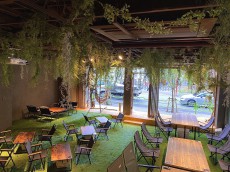 都会にいながらキャンプ体験できるカフェ「REWILD OUTDOOR TOKYO」が茅場町にオープン！
