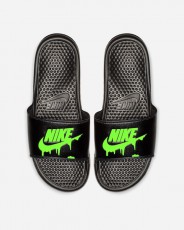 STuREET(スチュリート)から、NIKEのベナッシをベースにカスタマイズを施した「BENASSI DROP STONE」が発売。