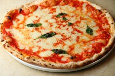 イタリア全土20州の郷土料理を盛り込んだコースと焼き立てピッツァを“時間差”でお届け