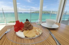 沖縄の絶景リゾートレストランで贅沢スイーツパンケーキのランチがスタート