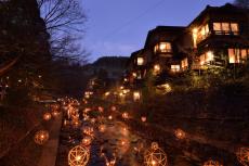 渓流沿いの温泉街が鞠灯篭の灯りでライトアップ、黒川温泉「湯あかり」開催