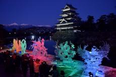 寒い冬だからこそ幻想的に美しい氷像たち・国宝松本城氷彫フェスティバル