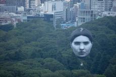 7月16日、東京の空に浮上した巨大な「誰かの顔」に託した想いとその背景