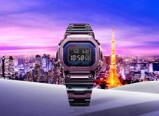 スクエアケースをフルメタル化！パープルとブルーのバイカラーが魅力的なG-SHOCK