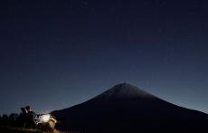 富士山と冬の夜空を満喫できるプライベート星空グランピングを