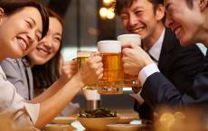 なぜ日本人は「とりあえずビール」と言いたがる？カクヤスが酒呑みに調査