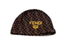 「FENDI x arena」のスイミングキットでラグジュアリーなスイムを満喫