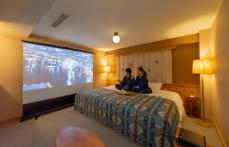 100インチの大画面で楽しめる「UNWIND HOTEL&#038;BAR 札幌」のシアタールーム