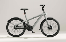 新開発のステップインフレームが乗りやすい！オランダ「VanMoof」次世代型E-バイク