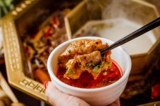 銀座コリドー街の四川火鍋の老舗「銀座・天丹」に代々伝わる秘伝のスープはまるで”食べるサウナ”だ