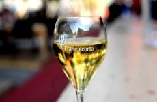 食中酒としてだけでなく食前酒にも！イタリア最高峰のプレミアム発泡ワイン「フランチャコルタ」を楽しむ夏