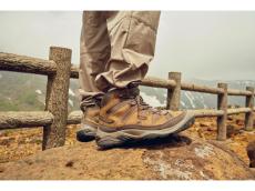 アウトドアを楽しむ人たちへ、足をフルサポートする「KEEN」の新作ハイキングシューズ