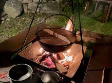 キャンプで大活躍！ 燻製も揚げ物も炒飯も作れる、雰囲気バツグンの“万能・囲炉裏鍋”