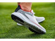 メッシュなのに防水！オン・オフ兼用できる「FootJoy」のスパイクレスゴルフシューズ「FLEX XP」