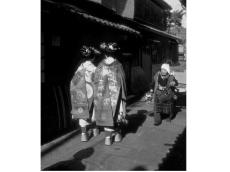 写真家・溝縁ひろし氏の活動50年を記念して「溝縁ひろし写真展 昭和の祇園～花街とともに～」を開催