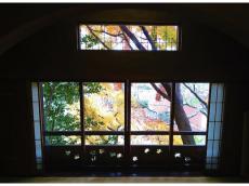 大佛次郎記念館が秋の和室公開！額縁のような窓から眺める横浜港と紅葉のコラボレーション