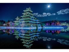 国宝松本城を舞台に幻想的で壮麗な世界が！レーザーマッピングによる「松本城～氷晶きらめく水鏡～」を開催