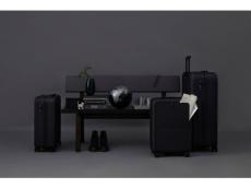 トラベルブランド「moln」が自然に馴染む新しい黒、新色「オブシディアン」のスーツケースを発売