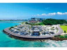 “日本のアマルフィ”沖縄・瀬長島が幻想的な光の世界に包まれる「瀬長島ウミカジ クリスマス2022」