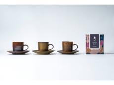 髙取焼のカップと、世界大会受賞バリスタによる「REC COFFEE」のコーヒーバッグで至福のブレイクタイムを