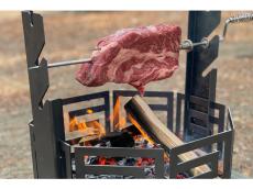ぐるぐる回して肉を焼ける焚火台「インフィニティ肉焼きセット」で最高のキャンプ飯を！