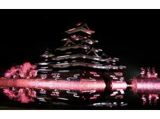 国宝・松本城が正月特別演出で紅白に変身！新年を彩る華やかなレーザーマッピング