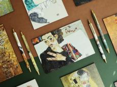 東京都美術館にエゴン・シーレやクリムトのアートグッズが登場！サステナブル木材を使用したポストカードも