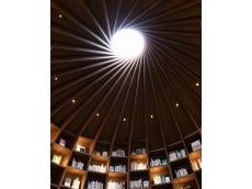 地中に潜り込み心地よい読書が愉しめる場。千葉・木更津の「KURKKU FIELDS」に「地中図書館」がオープン