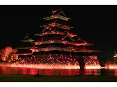 松本城を彩る壮大な光の演出！レーザーマッピング「松本城〜氷晶きらめく水鏡〜」のグランドフィナーレ