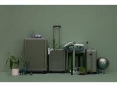「moln（モルン）」のスーツケースに新色「モス」が追加。渋めのグリーンカラーと質感が魅力