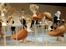 世界的ヘアデザイナー 加茂克也さんの個展を東京・表参道ヒルズで開催。約400点の作品を一挙公開
