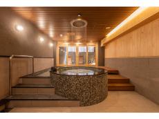 長野・湯田中温泉に新しくできたプライベートスパ「梵（ぼん）」で、温泉スチームサウナと本場ロウリュを満喫
