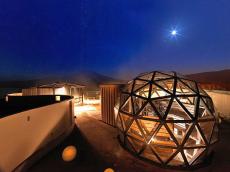 北海道で阿寒湖を望みながら「ととのう」夜を。360°ガラス張りドーム型展望サウナを満喫